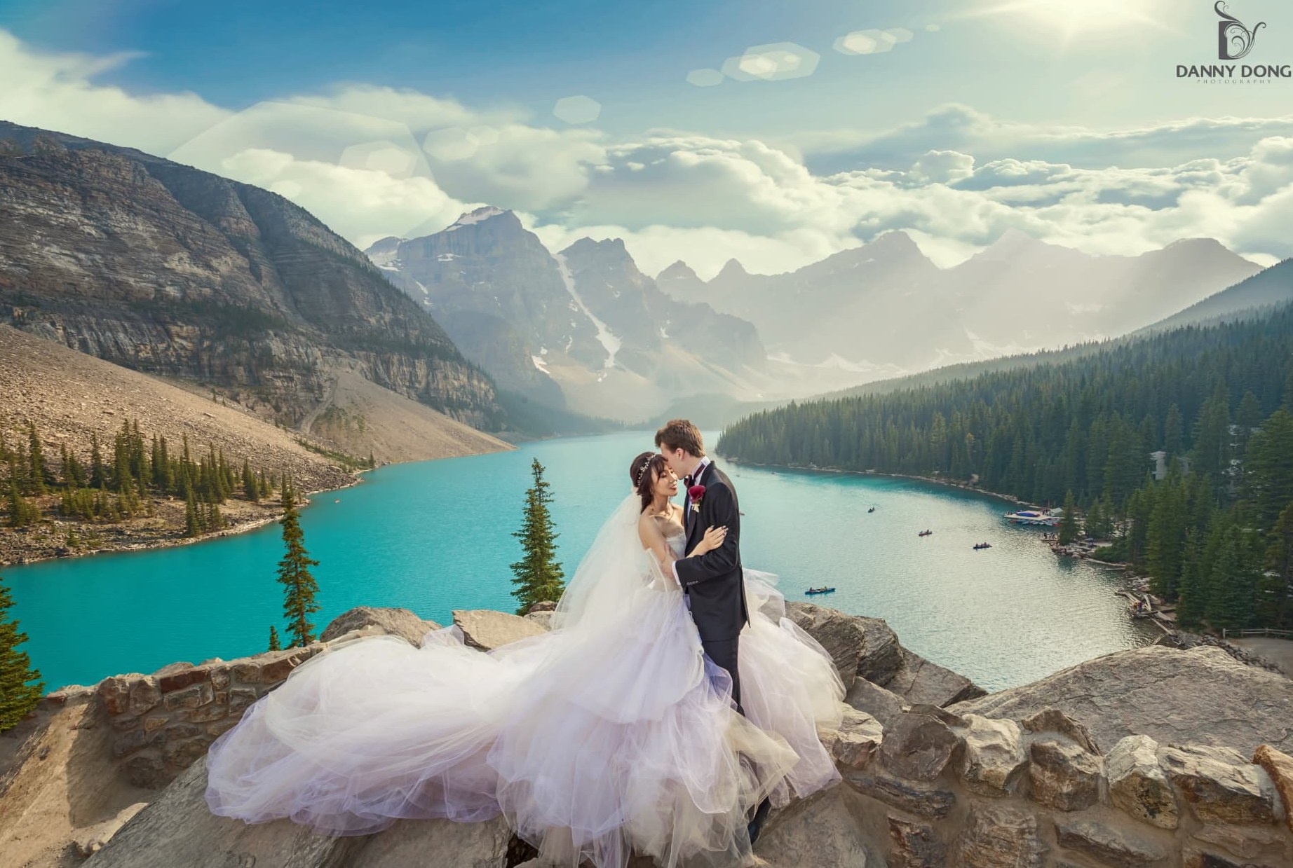 Couple above the turquoise water of Moraine Lake